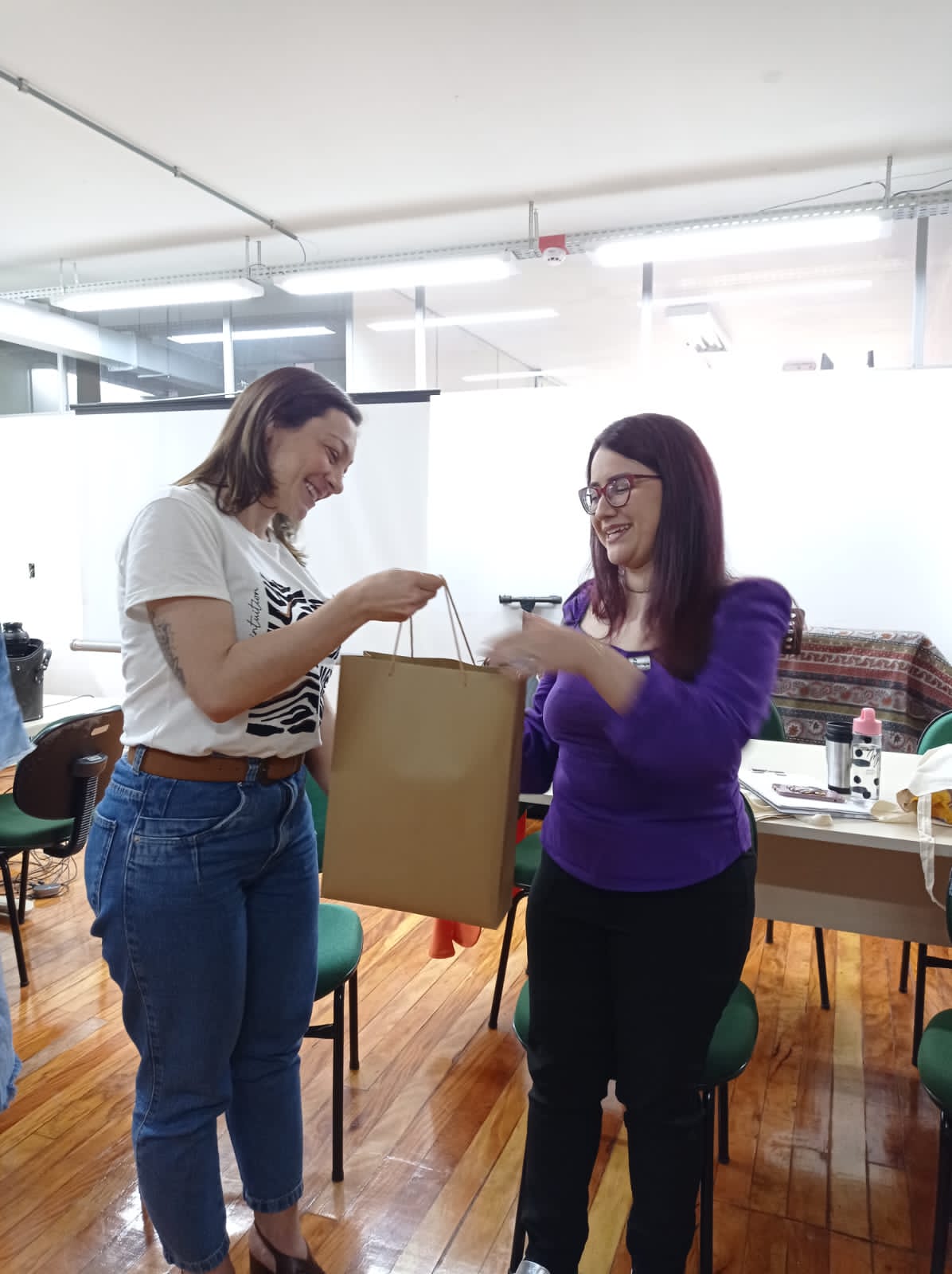 Entrega do mimo à Psicóloga Mayra Osório em agradecimento à atividade realizada com as Bibliotecárias da Unipampa